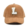 Nahaufnahme der braunen Cord-Baseballkappe mit L-Aufnäher und Goldpailletten-Stickerei - L-Buchstaben Aufnäher (Braun)