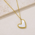 Elegante collana a cuore dorata con inserto bianco perlato su una superficie in pietra minimal - Ciondolo a Cuore in Madreperla Bianca (NKS-002_01) / Oro