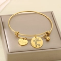 Detalle del brazalete MOM dorado con colgante de corazón y grabado mi mama - Estilo Patrón Madre Hija Love Y mi mama (KB153320-Z)