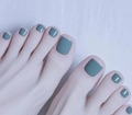 Unghie finte piedi adesive blu petrolio lucido in primo piano professionale per donna - FW50