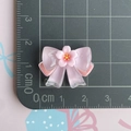 Detalle del lazo de resina rosa con flor y regla para referencia de tamaño exacto - Lazo Sakura Transparente / Rosa oscuro