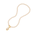 Collier de perles élégant avec perles blanches et fermoir en T doré sur fond blanc - Style Ovale