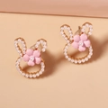 Orecchini a perno con testa di coniglio, perle finte bianche e fiore in resina rosa - Bianco con fiore rosa