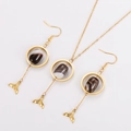 Dettaglio di set gioielli dorati con pietre quadrate ambrate e pendenti a coda di balena - Set Coda di Pesce in Agata a Righe Marrone Bianco (Stile 1)