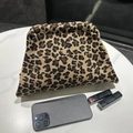 Pochette in maglia con stampa leopardata che mostra spazio per cellulare e rossetto - Borsa a mano in maglia / Leopardo Cachi
