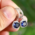 Orecchini in argento con zaffiro blu quadrato e scintillante contorno di diamanti - Blu
