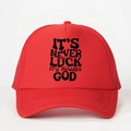 Detail der roten Trucker-Cap mit It's Never Luck It's Always God Aufdruck vorne - Rot