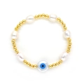 Makroaufnahme des Barockperlenarmbands mit blauer Evil Eye Perle und goldenen Kugeln - Böser Blick Perlenarmband (ZZS230057A)