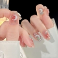 Detailansicht eleganter rosa Verlaufsnägel zum Aufdrücken mit weißen Mondanhängern und Glitzer - Mondlicht-Stil(Z660)