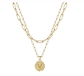 Elegante goldene zweischichtige Halskette mit rundem Münzanhänger und Buchstabe V Gravur - Buchstabe-V