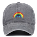 Détail de la broderie arc-en-ciel sur une casquette en coton lavé gris foncé style rétro - Réglable / Gris