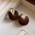 Macro shot of C-shaped flocking earrings with golden metal contrast in jewelry box - 35# Silver Pin - Gold - Brown