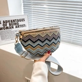 Sac banane tissé en paille à chevrons bleus et marrons avec large bandoulière en tissu bleu - Style 3 (Multicolore Base Bleue Ondulé)
