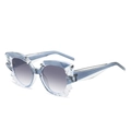 Irreguläre Katzenaugen-Sonnenbrille mit hellblauem Rahmen und grauen Verlaufsgläsern - Grauer Rahmen Farbverlauf Graue Gläser