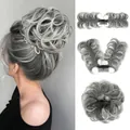 Chignon postiche gris argenté avec peigne pour une coiffure volumineuse et bouclée - Poivre et Sel