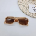 Detailaufnahme der beige quadratischen Sonnenbrille mit Bügelmaßen und braunen Gläsern - Milchtee-Farbe