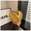 Elegante borsa da sera in acrilico a forma di cuore finitura oro lucido con catenella - Oro