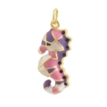 Détail d'un pendentif hippocampe avec émail coloré et placage en or 18 carats - Hippocampe en Émail Violet