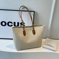Borsa tote minimalista bianco crema con manici marroni e design in pelle - Bianco Sporco