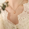 Collana in oro rosa con ciondolo ovale irregolare inciso indossata da una modella - 40+5cm / Oro rosa