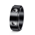 Makro-Detail des schwarzen 8mm Edelstahlrings mit gebürstetem Finish und Tai-Chi-Motiv - US 7 / Schwarz