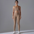 Vista frontale di un set da yoga taupe con top a canotta e leggings a vita alta aderenti - S / Cacao