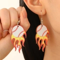 Boucles d'oreilles baseball flammes avec breloques balles blanches et motif feu - Blanc K Baseball (10844)