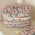 Gewatteerde bloemen make-uptas set in crème met roze patroon en handvat bovenop - Make-uptas