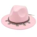 Dettaglio del cappello fedora rosa a tesa larga con fascia decorativa in stile boho - Rosa