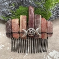 Détail des cristaux de quartz fraise et du symbole de la déesse triple sur le peigne - Quartz Fraise Fil Noir Lune d'Argent