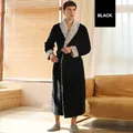 Dicker Herren-Bademantel aus schwarzem Flanell mit grauem Kunstfellbesatz und Bindegürtel - M / Herren / Schwarz