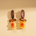 Detalle de pendientes geométricos de madera con osos de resina ámbar y oro - Pin de Plata S925 - Café