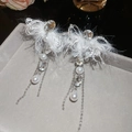 Detalle de pendientes de borla con plumas blancas y perlas en una bandeja de exhibición - Pin de Plata - Plata (Pendientes)