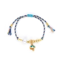 Detail eines bunten gewebten Armbands mit Goldperlen, Perle und blauem Pilzanhänger - Blauer Pilz/Blau Violett Rosa Mischschnur