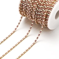 Rolle DIY-Schmuckkette mit rosa Strasssteinen und weißen Perlen auf Goldbasis - 3mm Rosa