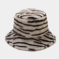 Dettaglio della morbida ecopelliccia zebrata bianca e nera su un caldo cappello invernale - M (56-58cm) / Grigio