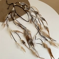 Detalle de la diadema bohemia con plumas naturales y cuentas de madera en cordón trenzado - Estilo Pluma / Blanco-Café