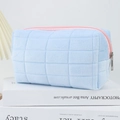 Trousse à maquillage en velours bleu ciel matelassé avec fermeture éclair rose - Bleu clair