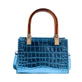 Bolso de charol azul con textura de piedra y asa de resina de ámbar - Azul