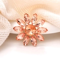 Gros plan sur l'accessoire floral en cristal orange avec monture dorée étincelante - Orange