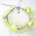 Detalle de diadema floral para novia con rosas amarillas, bayas blancas y hojas de helecho - HH123-4 Verde