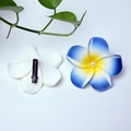 Plumeria hair clip variant in white and blue-yellow gradient with pearl center - Blue Flower Head + Pearl + Clip [4cm]