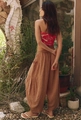 Dettaglio di pantaloni a righe in lino con vita elastica e comode tasche laterali - Strisce Marroni