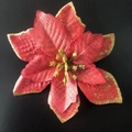 Nahaufnahme der roten künstlichen Weihnachtssternblüte mit goldenem Glitzerrand Dekor - Rot Glitzer