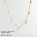 Dettaglio macro del ciondolo con perla da 5mm su collana in acciaio dorato 14K - Oro 42+8CM