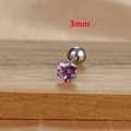Nahaufnahme von 3mm Herz-Ohrstecker mit lila Zirkonia und sicherem Edelstahlschraubverschluss - 3mm Silberton Violetter Stil (E1611)