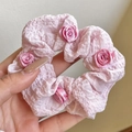Elastico per capelli rosa con camelie in raso in tessuto increspato per acconciature - Rosa Rosa