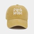 Gros plan de la casquette vintage jaune moutarde avec broderie DOG MOM blanche - Réglable / Jaune