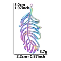 Macro d'un pendentif plume coloré avec dimensions et détails précis sur le poids - pendentif collier / Coloré