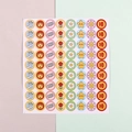 Planche de 72 autocollants de récompense colorés avec pouces levés et motifs couronne - Excellent (30 Feuilles/Paquet)